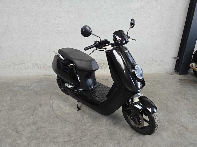 Niu - snor scooter - n1s - moped 25km uitvoering - afbeelding 1 van  2