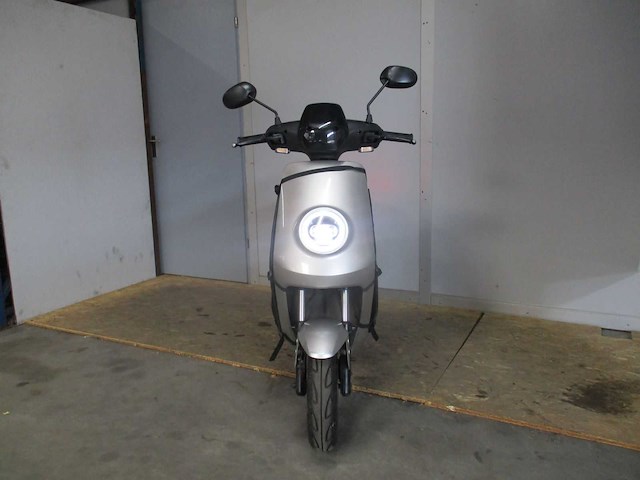 Niu m+ sport - elektrische bromscooter - e-scooter - afbeelding 6 van  12