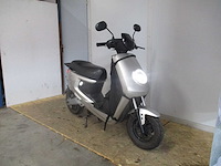 Niu m+ sport - elektrische bromscooter - e-scooter - afbeelding 8 van  12