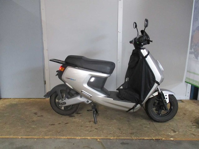 Niu m+ sport - elektrische bromscooter - e-scooter - afbeelding 9 van  12