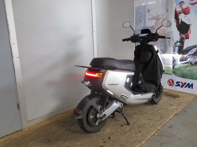 Niu m+ sport - elektrische bromscooter - e-scooter - afbeelding 10 van  12