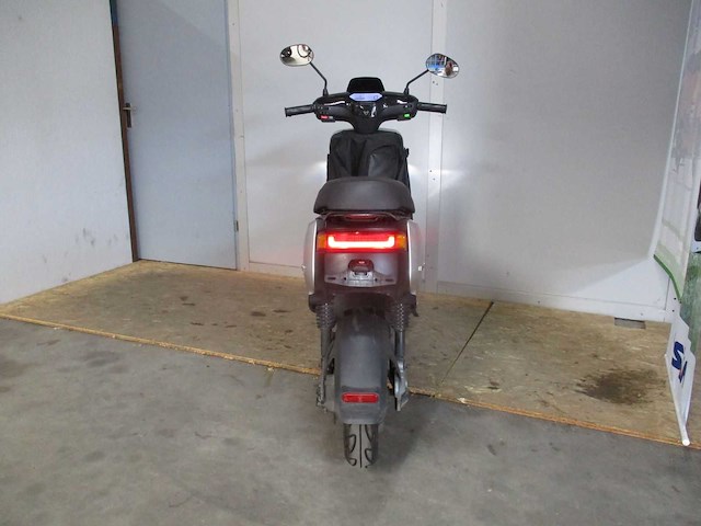 Niu m+ sport - elektrische bromscooter - e-scooter - afbeelding 11 van  12