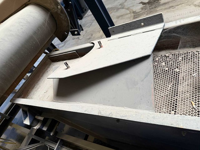N.m. heilig - doseerbunker met sterrenzeef en transportband op 20 ft containerslede - afbeelding 13 van  15