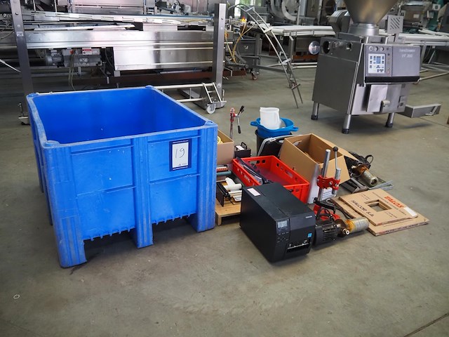 Nn crate with parts - afbeelding 1 van  26