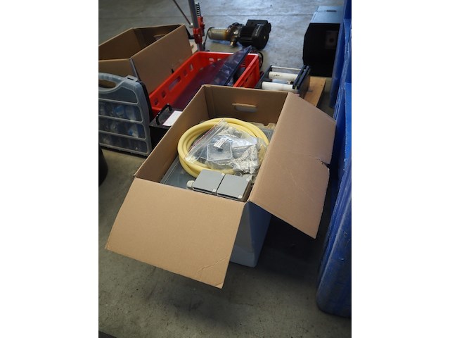 Nn crate with parts - afbeelding 14 van  26