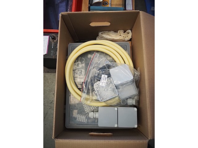 Nn crate with parts - afbeelding 15 van  26