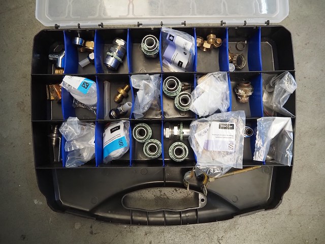 Nn crate with parts - afbeelding 19 van  26