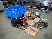Nn crate with parts - afbeelding 12 van  26