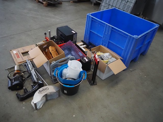 Nn crate with parts - afbeelding 20 van  26
