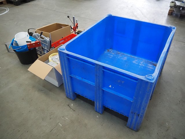 Nn crate with parts - afbeelding 21 van  26