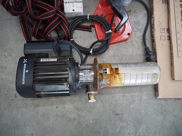 Nn crate with parts - afbeelding 26 van  26