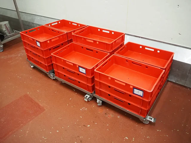 Nn crates on rollies - afbeelding 1 van  4
