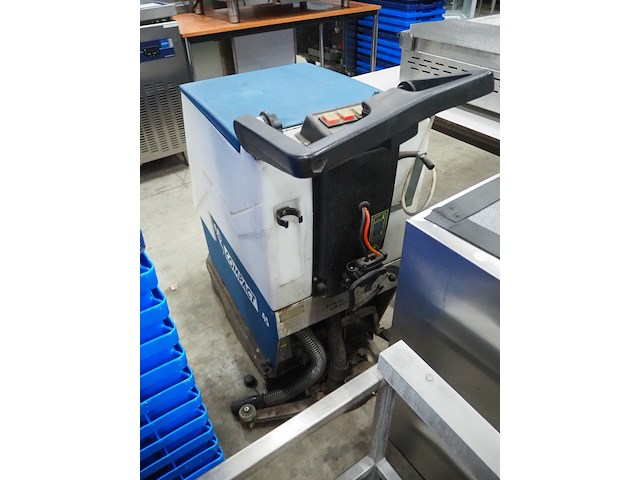Nn floor scrubbing machine - afbeelding 3 van  7