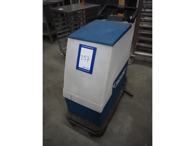 Nn floor scrubbing machine - afbeelding 1 van  12