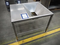 Nn infeed table