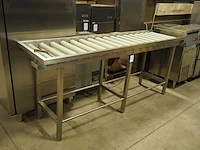 Nn outfeed table for dishwasher