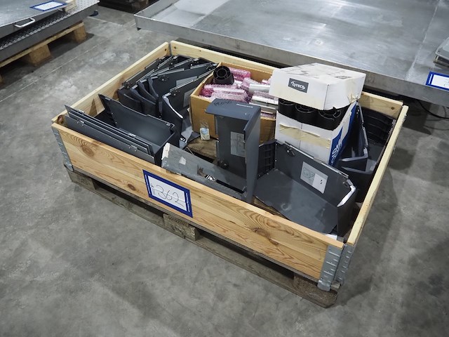 Nn pallet with parts - afbeelding 1 van  5