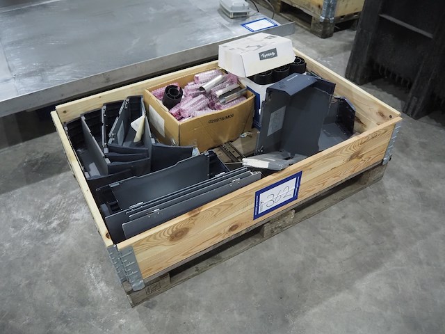 Nn pallet with parts - afbeelding 2 van  5