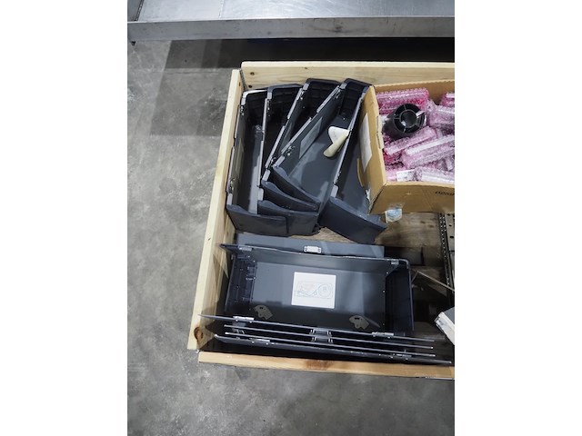 Nn pallet with parts - afbeelding 3 van  5