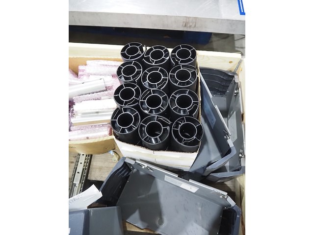 Nn pallet with parts - afbeelding 5 van  5