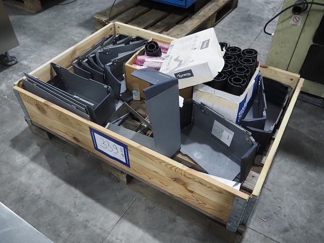 Nn pallet with parts - afbeelding 1 van  6