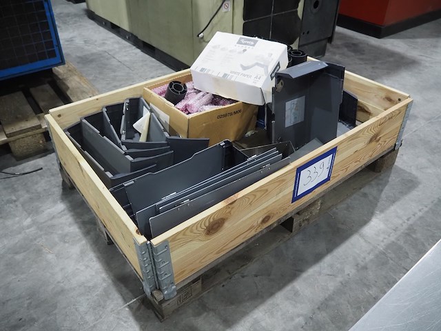 Nn pallet with parts - afbeelding 2 van  6