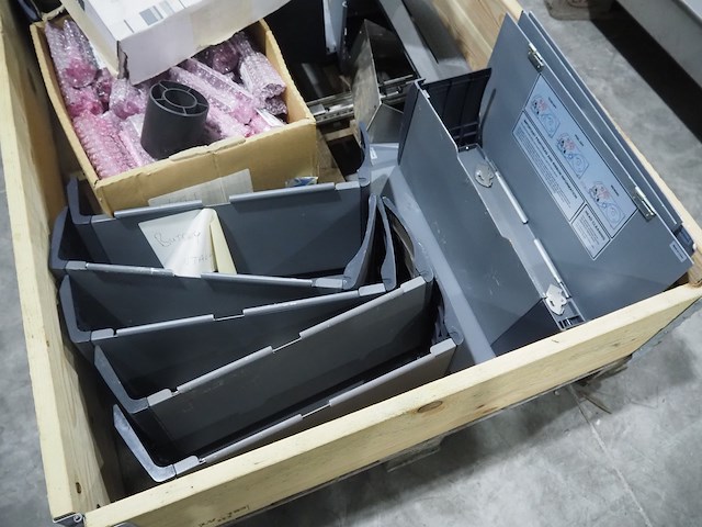 Nn pallet with parts - afbeelding 4 van  6