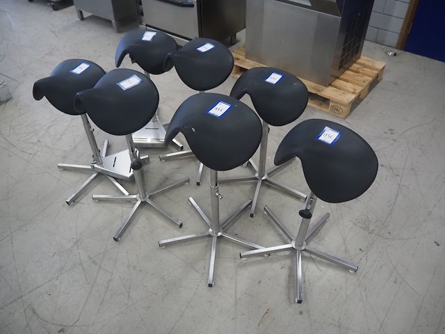 Nn stools - afbeelding 1 van  2