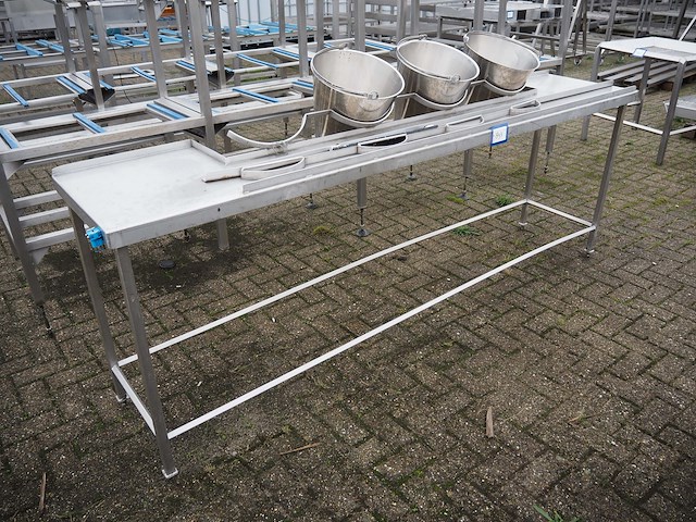 Nn table with buckets - afbeelding 2 van  3