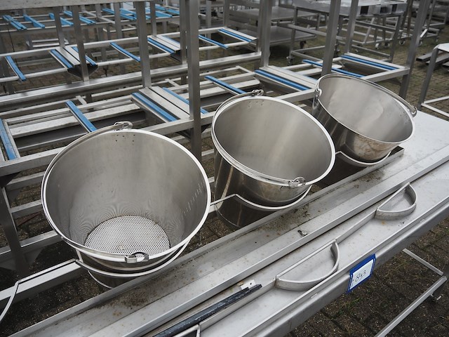 Nn table with buckets - afbeelding 3 van  3