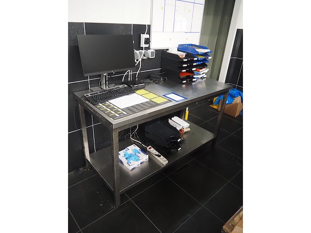 Nn table with computer - afbeelding 1 van  5
