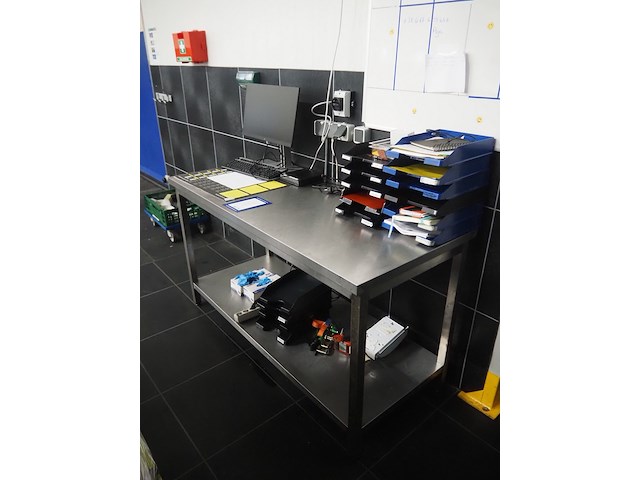 Nn table with computer - afbeelding 2 van  5