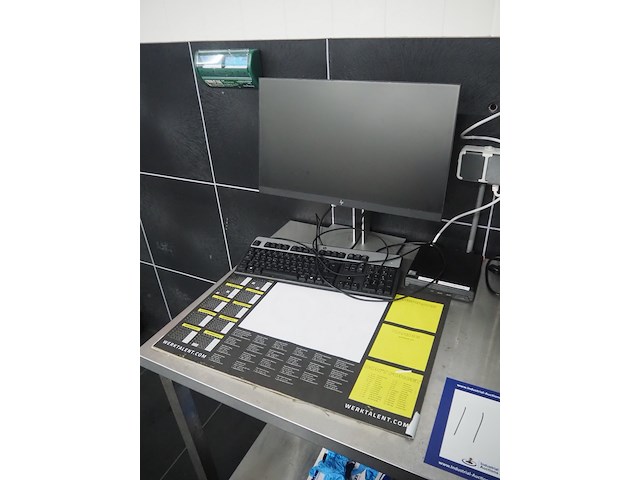 Nn table with computer - afbeelding 3 van  5