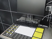 Nn table with computer - afbeelding 3 van  5