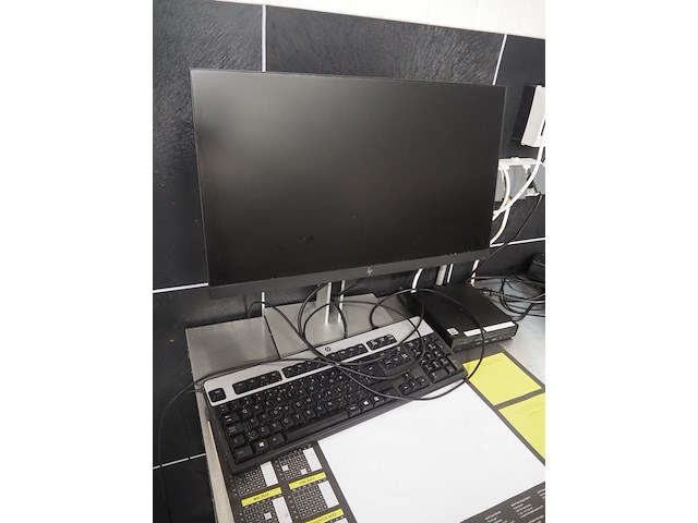 Nn table with computer - afbeelding 4 van  5