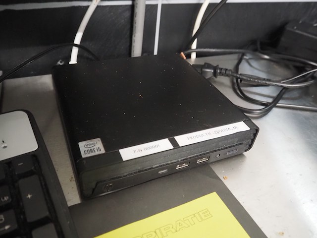 Nn table with computer - afbeelding 5 van  5
