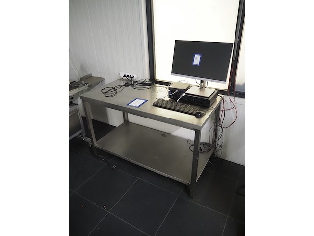 Nn table with computer - afbeelding 1 van  9