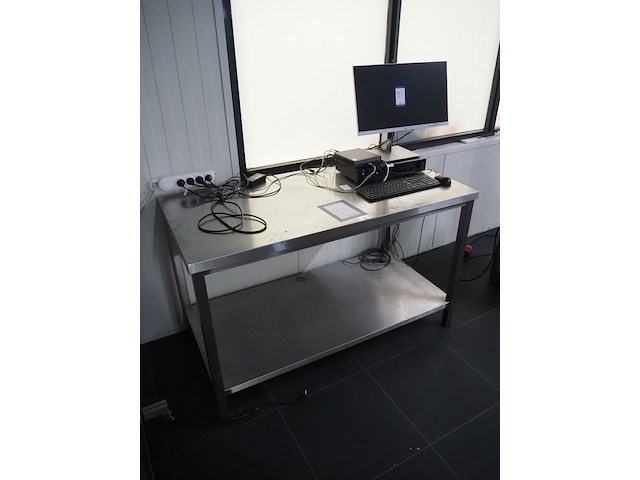 Nn table with computer - afbeelding 2 van  9