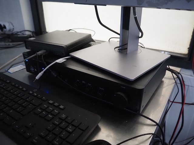 Nn table with computer - afbeelding 6 van  9