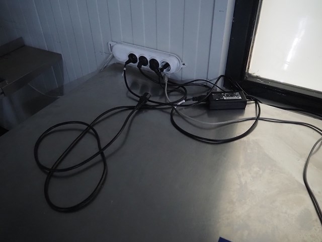 Nn table with computer - afbeelding 9 van  9