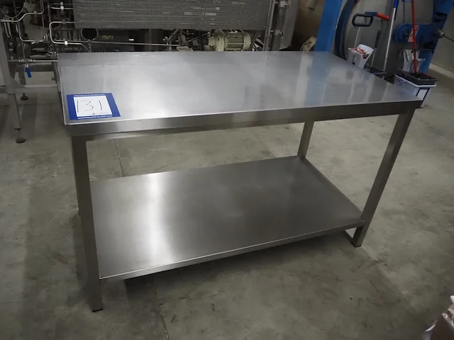 Nn table with computer - afbeelding 1 van  6