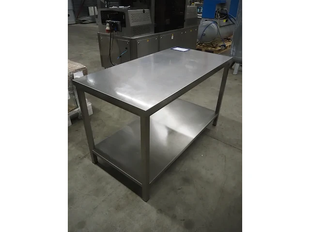 Nn table with computer - afbeelding 3 van  6