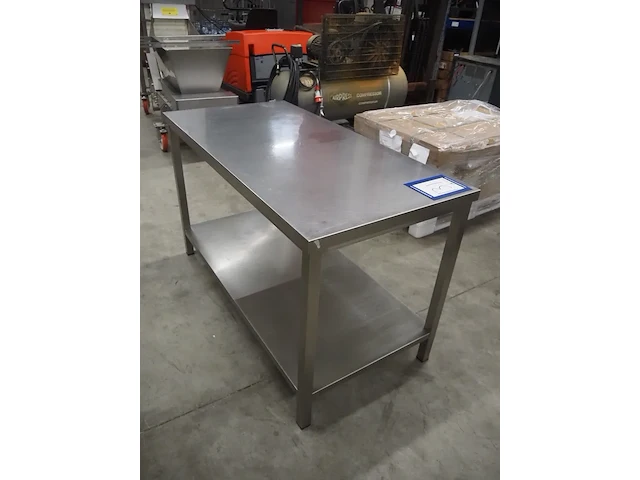 Nn table with computer - afbeelding 4 van  6