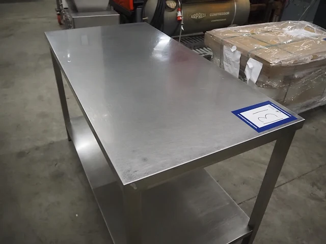 Nn table with computer - afbeelding 5 van  6