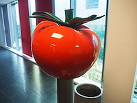 Nn tomato statue - afbeelding 4 van  4