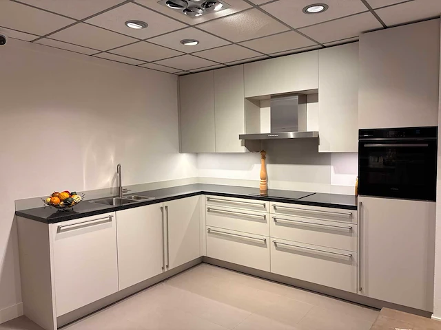 Nobilia - hoek showroomkeuken met siemens apparatuur - afbeelding 4 van  25