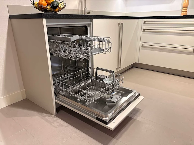 Nobilia - hoek showroomkeuken met siemens apparatuur - afbeelding 5 van  25