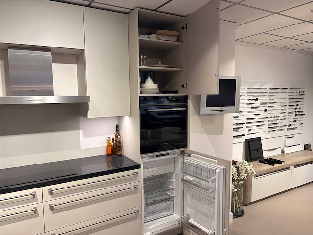 Nobilia - hoek showroomkeuken met siemens apparatuur - afbeelding 13 van  25