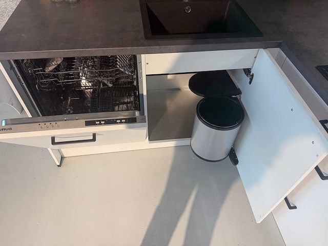 Nobilia - showroomkeuken met apparatuur - afbeelding 2 van  24