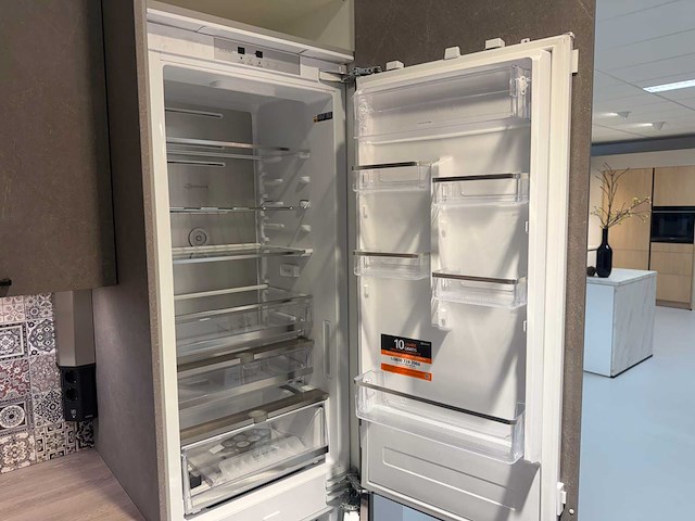 Nobilia - showroomkeuken met bauknecht/elica apparatuur - afbeelding 33 van  43